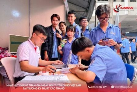 Sinh viên Trường Cao Đẳng Kỹ thuật Cao Thắng hào hứng đăng ký tìm việc tại Công ty Nhật Huy Khang