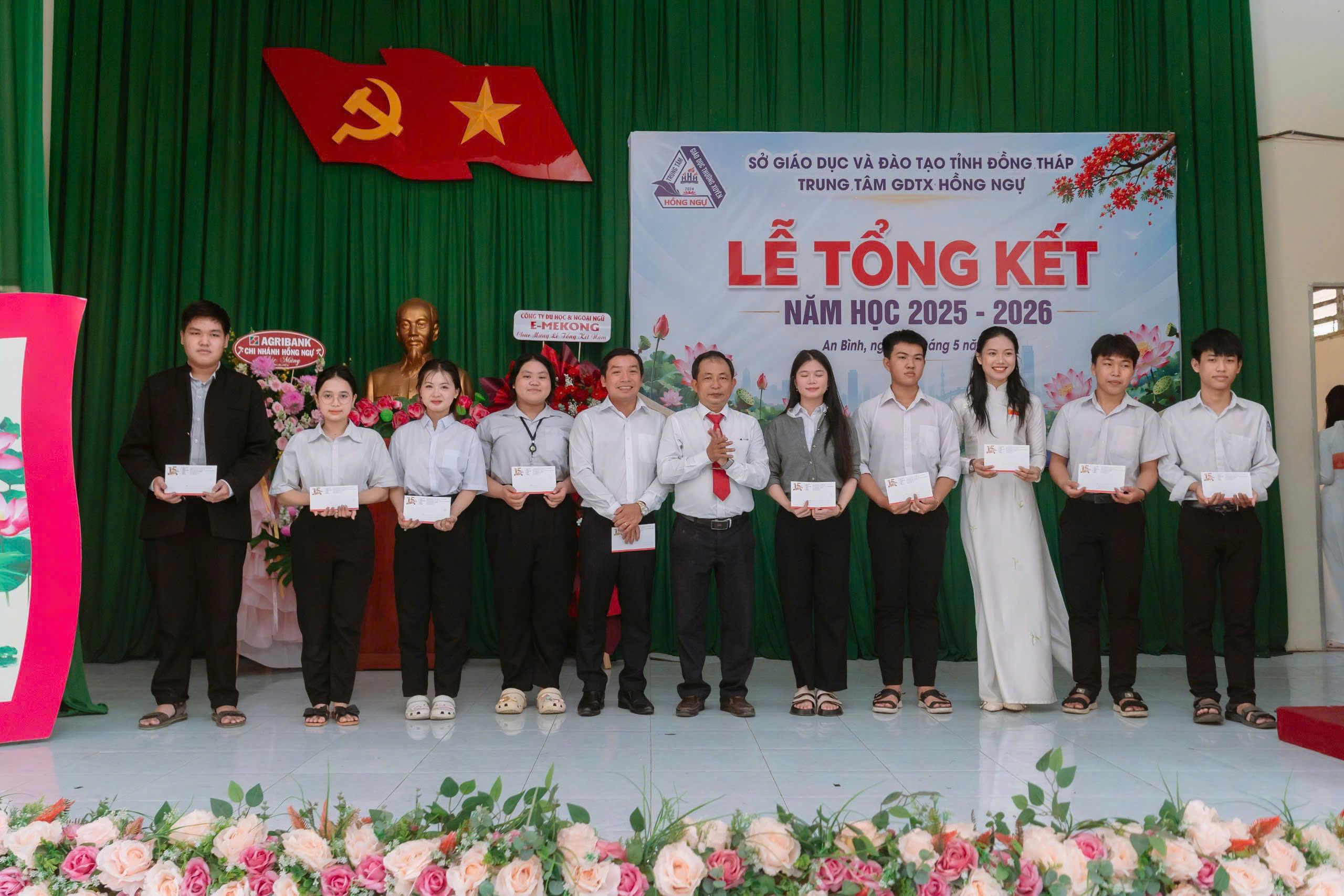 Trao học bổng – Trao thêm động lực cho hành trình tương lai
