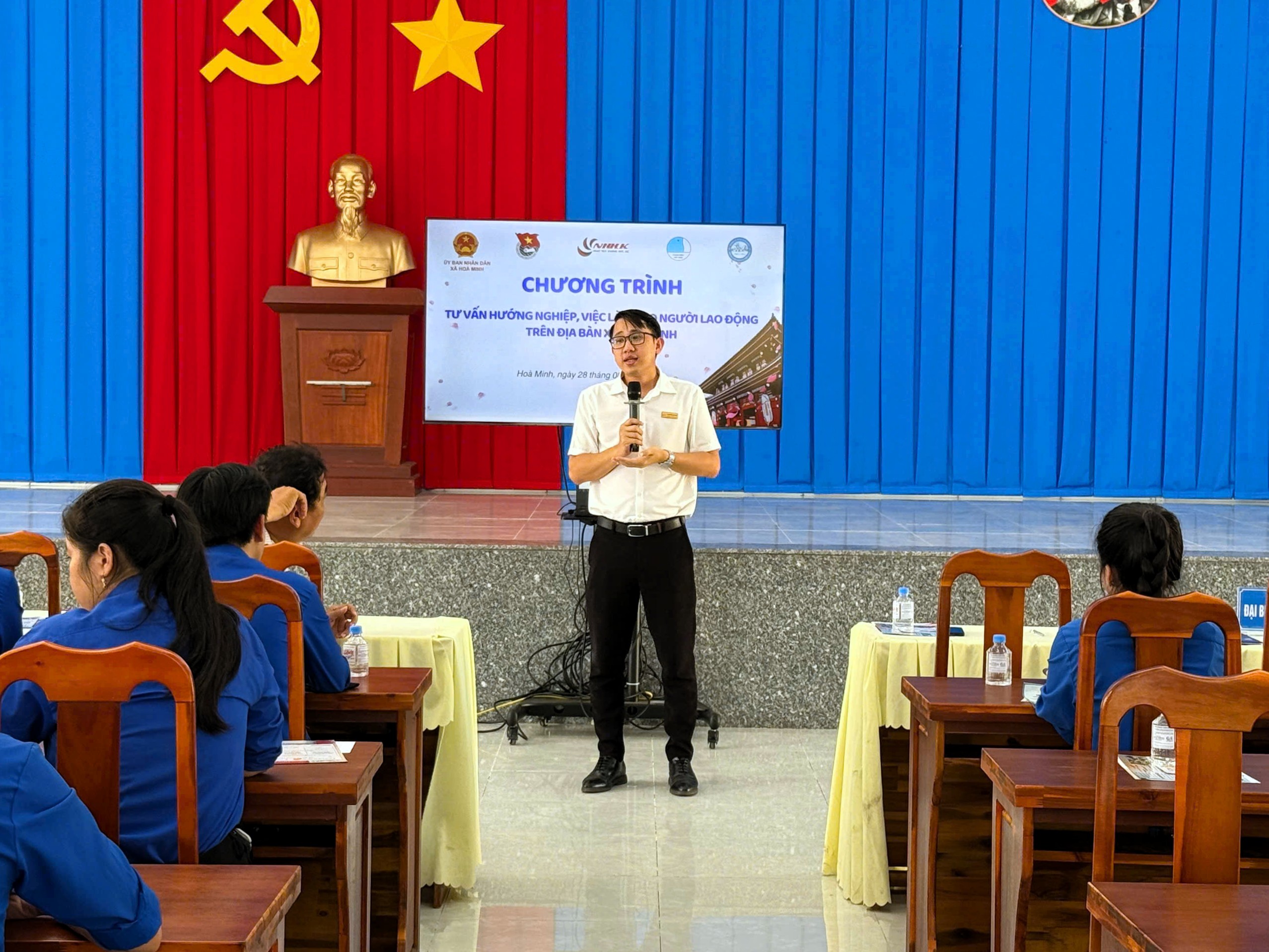 Nhật Huy Khang Vĩnh Long tham gia tư vấn hướng nghiệp cho bà con Xã Hòa Minh